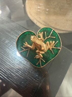 Gold Frog Heart Enamel Pin in Emerald Green - Pets Reptile Accessory